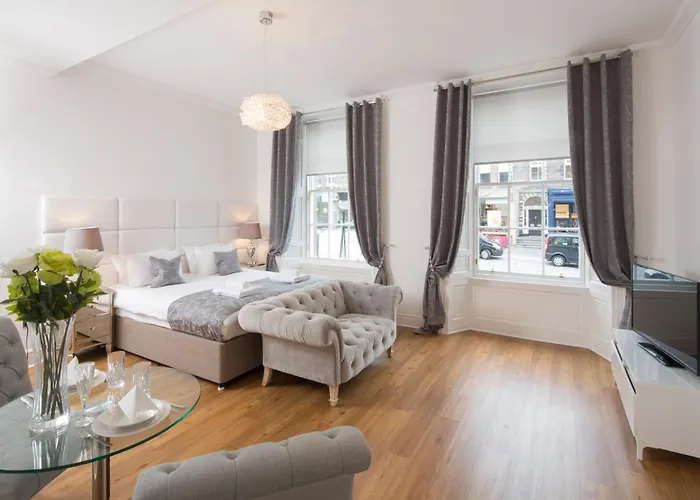 Edinburgh Castle Apartments